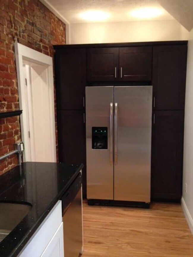 Photo - Beautiful 3 bed, 1 bath luxury apartment S... Unit 1