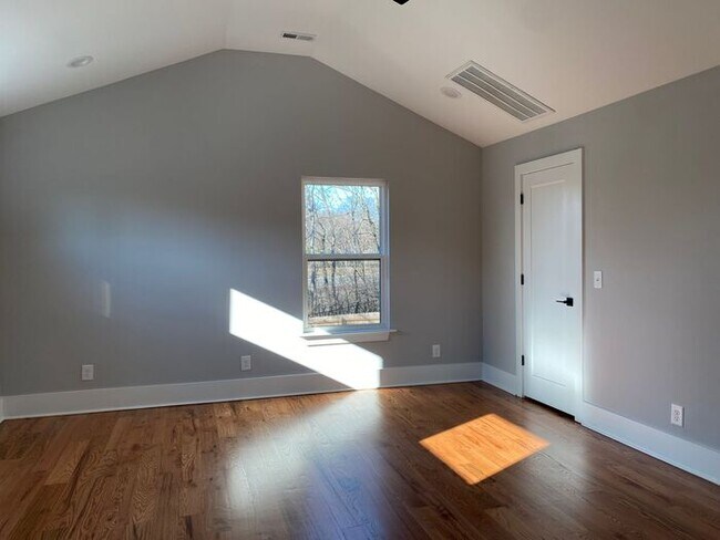 Newer Contruction - 3 Bed 3.5 Bath 3 Stories!