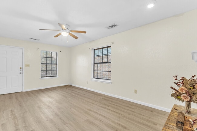 Building Photo - 209 W Trinity St Unit C