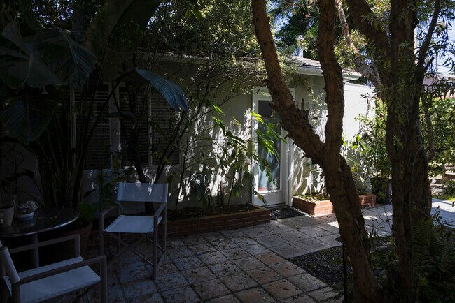 entry - 619 Boccaccio Ave Apartments