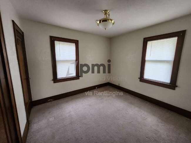 Photo - 303 E Kellar Ln