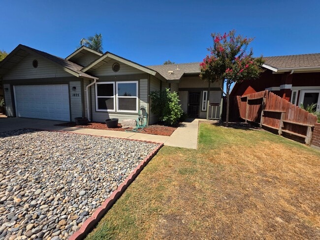 Building Photo - 3 Bedroom 2 Bathroom in SE Visalia Rental