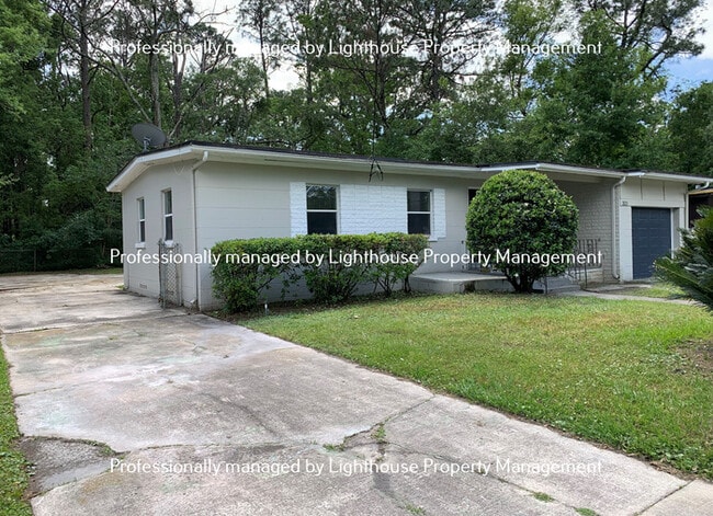 Photo - Huge 4 Bedroom Home With Sunroom And Garage