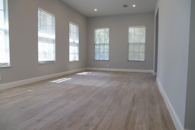 Photo - 806 NW 82nd Pl