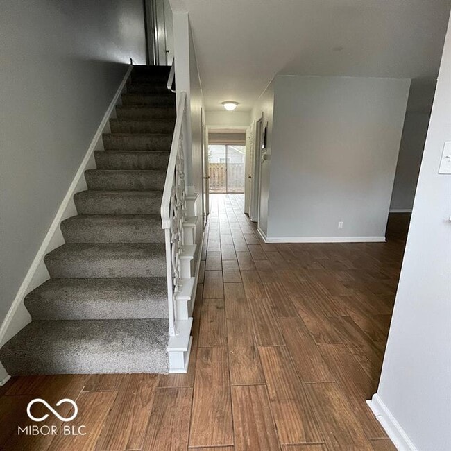 Photo - 1155 Canterbury Square S