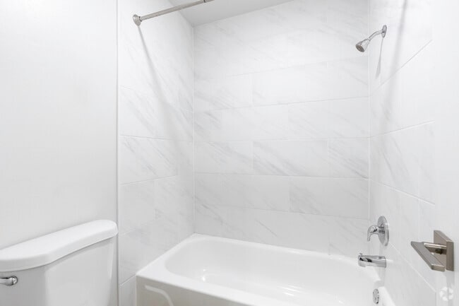 Studio, 1BA - 385SF - Bathroom