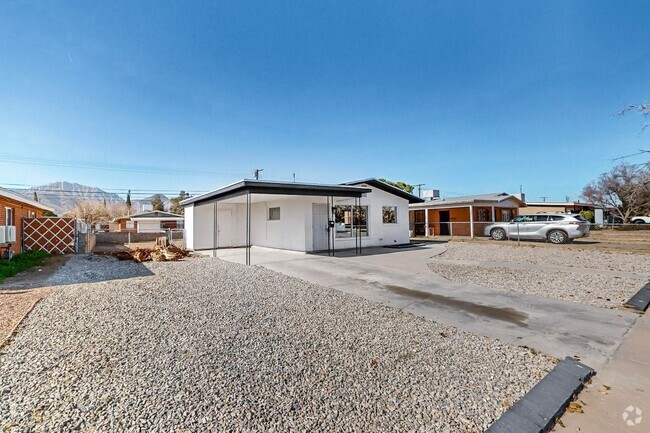 Building Photo - Charming 3 bedroom, 1.5 bath home in North...