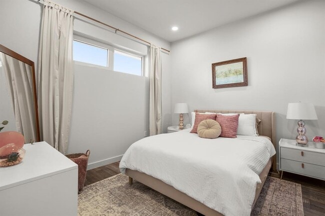 Building Photo - 4004 Banister Ln Unit 202