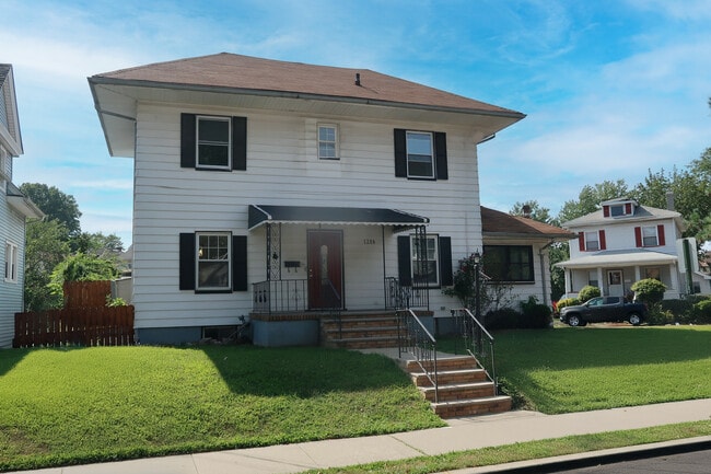 Building Photo - 1286 Oakwood Ave Rental