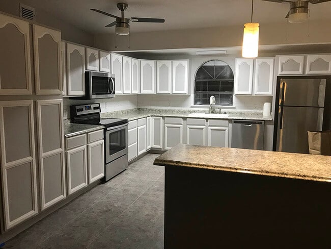 Kitchen - 1304 W Lakeland Dr