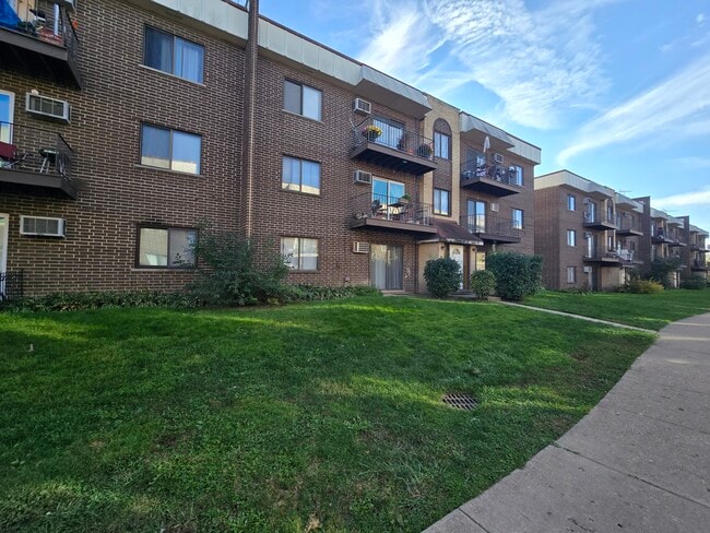 Building Photo - 10403 Dearlove Rd Unit 4