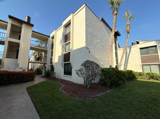 Building Photo - 2209 Belleair Rd Unit Apt C33