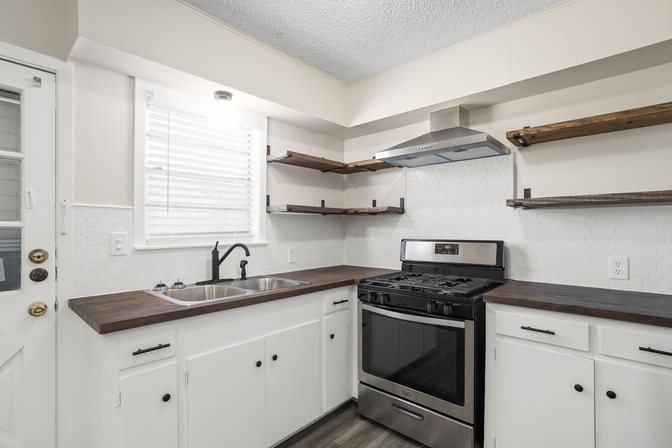 Photo - 118 Johnson St