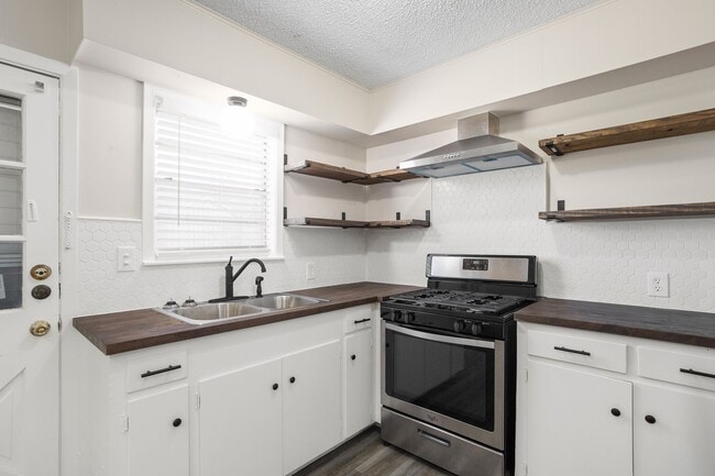 Building Photo - 118 Johnson St