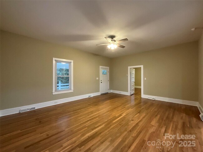 Photo - 516 W 7th St