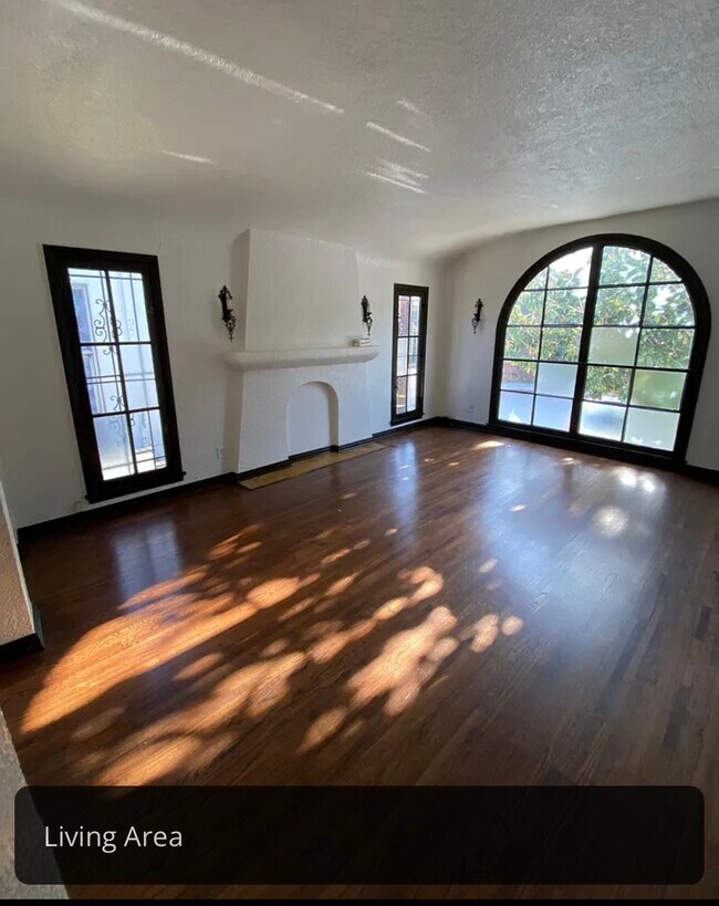 Photo - 2570 N Beachwood Dr Unit 2