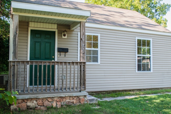 Building Photo - Available Now 2 Bedroom 1 bath House!!