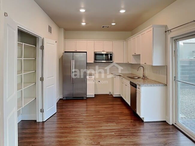 Photo - 4713 Tire Swing St