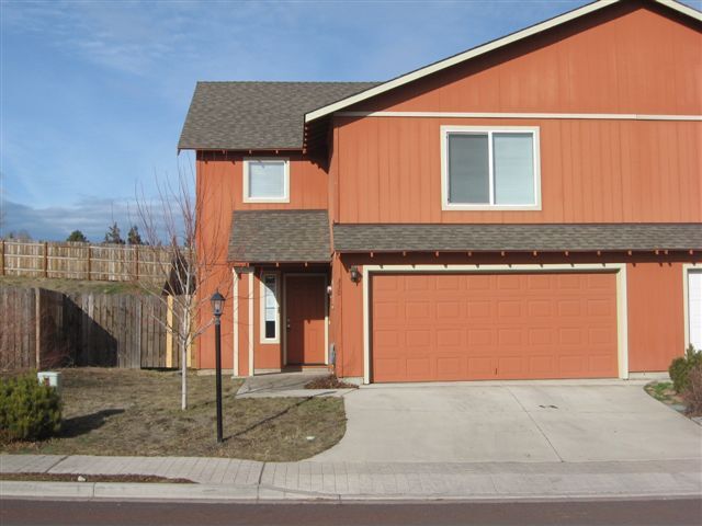 3 Bed ~ 2.5 Bath Townhome 1600 sq ft - 3 Bed ~ 2.5 Bath Townhome 1600 sq ft