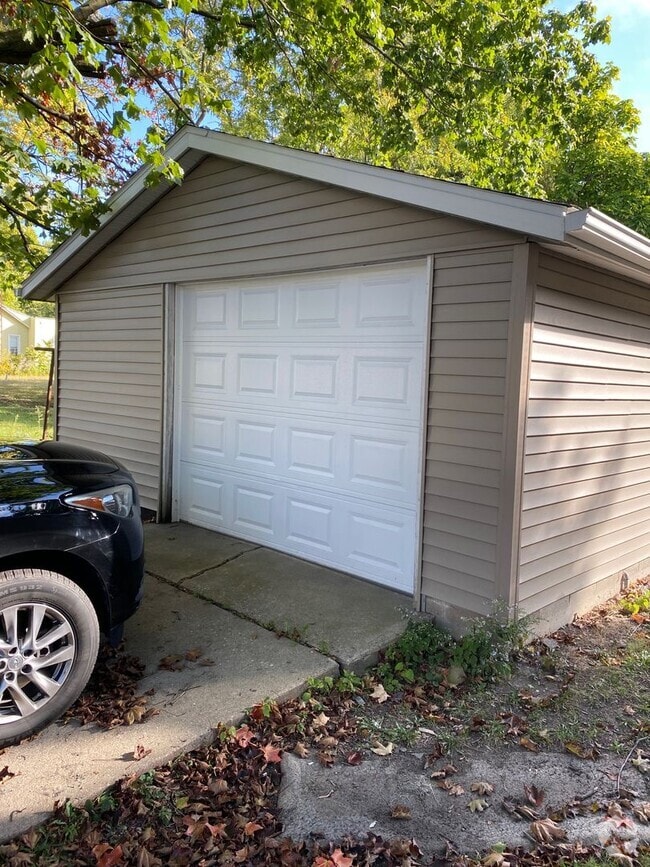 Building Photo - Newly Renovated 3 bed 2 bath House w/ deta...