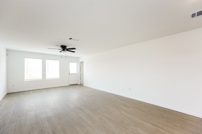 Photo - 539 Roquefort St