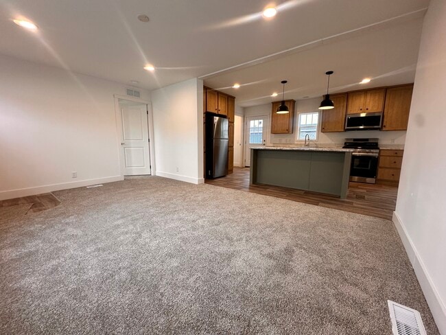 Photo - 15 Cavalier St N