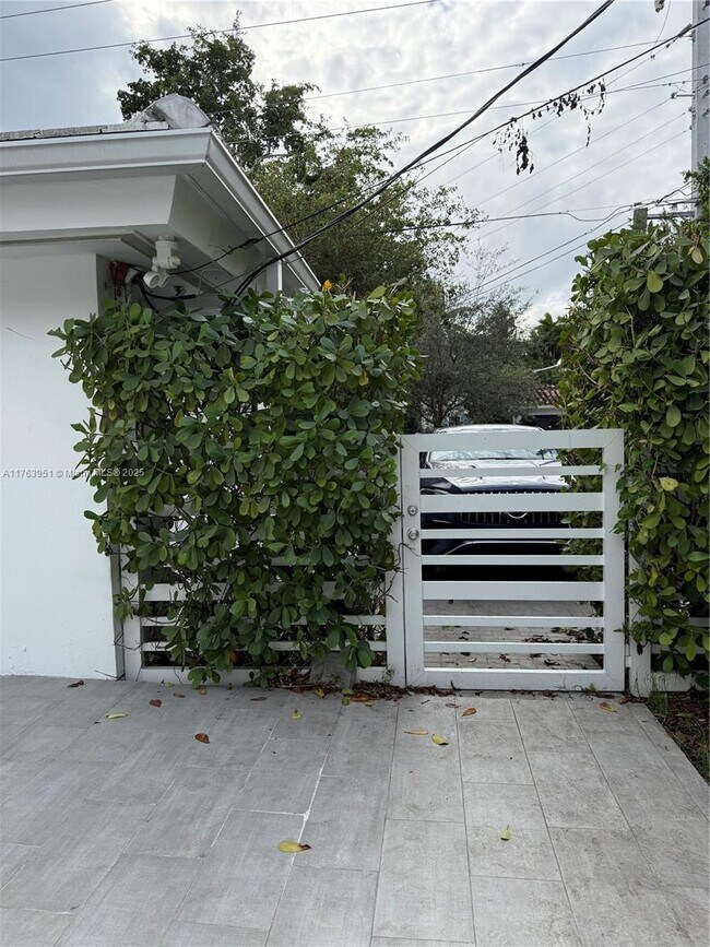 547 Giralda Ave