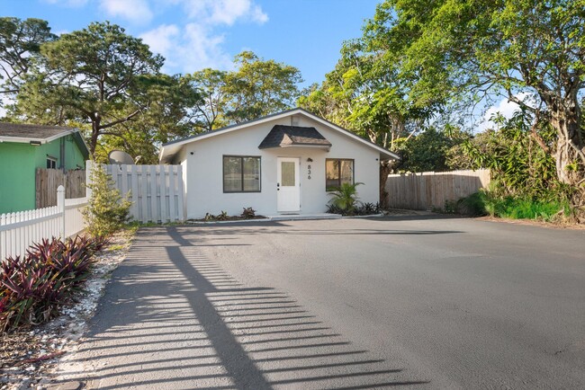 Building Photo - 836 SW 13th Ct