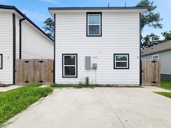 Building Photo - 8217 Crestview Dr Rental