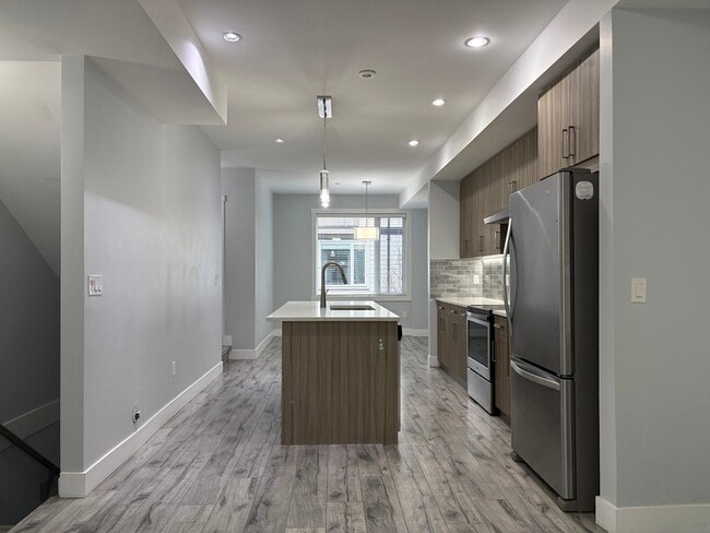 Photo - 1308 Rutland Rd N