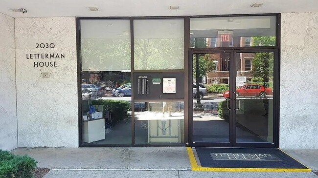 2030 F St NW Unidad 704