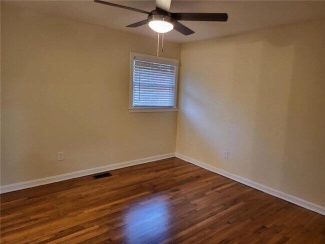 Photo - 887 Bridgewater St SW