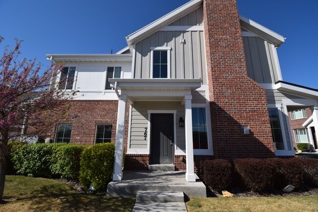 Building Photo - Charming 4 bed Sandy Home, with HOA in Fantastic Location!!!