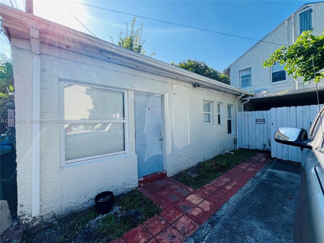 Building Photo - 1536 Polk St Unit 5