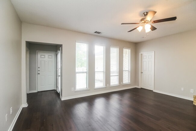 Photo - 1528 Warwick Dr