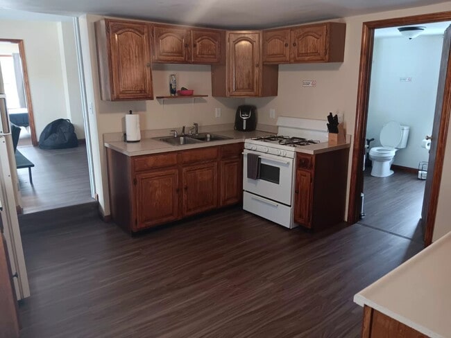 Building Photo - 700 W Dominick St Unit Apt 3