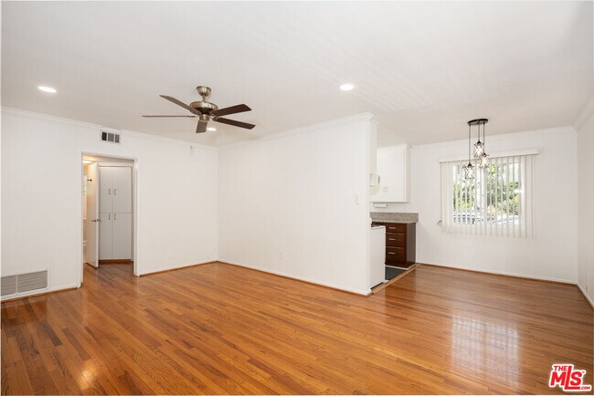 Photo - 256 S Doheny Dr Unidad 1 Rental