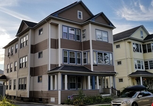 Building Photo - 17 N Woodford St Unit 1