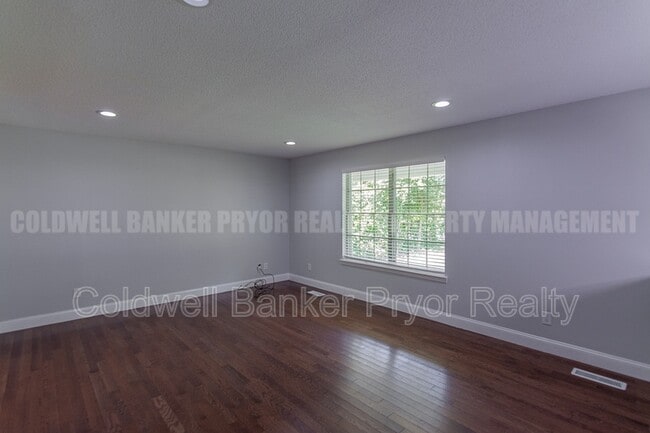 Photo - 313 Maple Way
