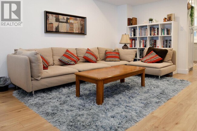 Photo - 70 Chapman Ct