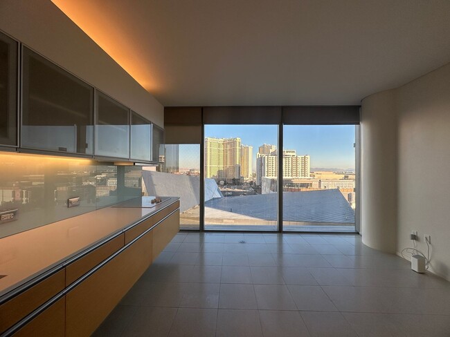 Photo - Furnished High-Rise on The Strip Unidad 603