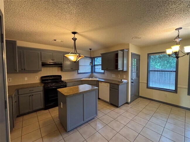 Photo - 2610 Willow Way