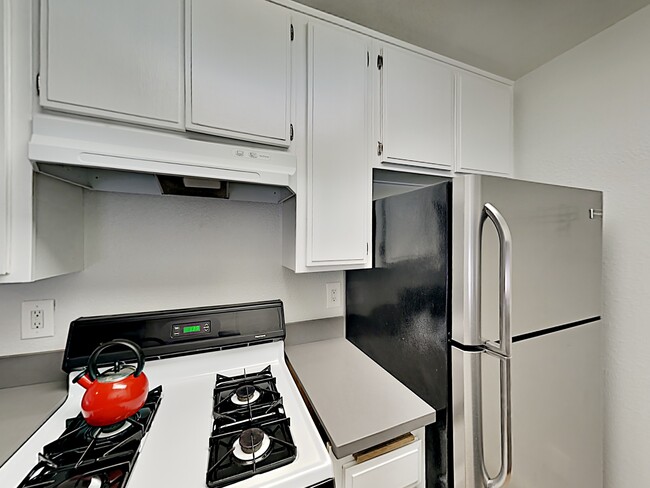 Kitchen with newer appliances - 5500 Lindley Ave Unit 111