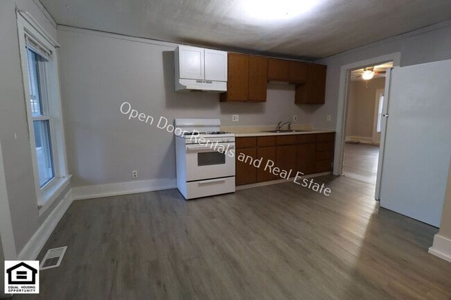 Photo - 121 S State St