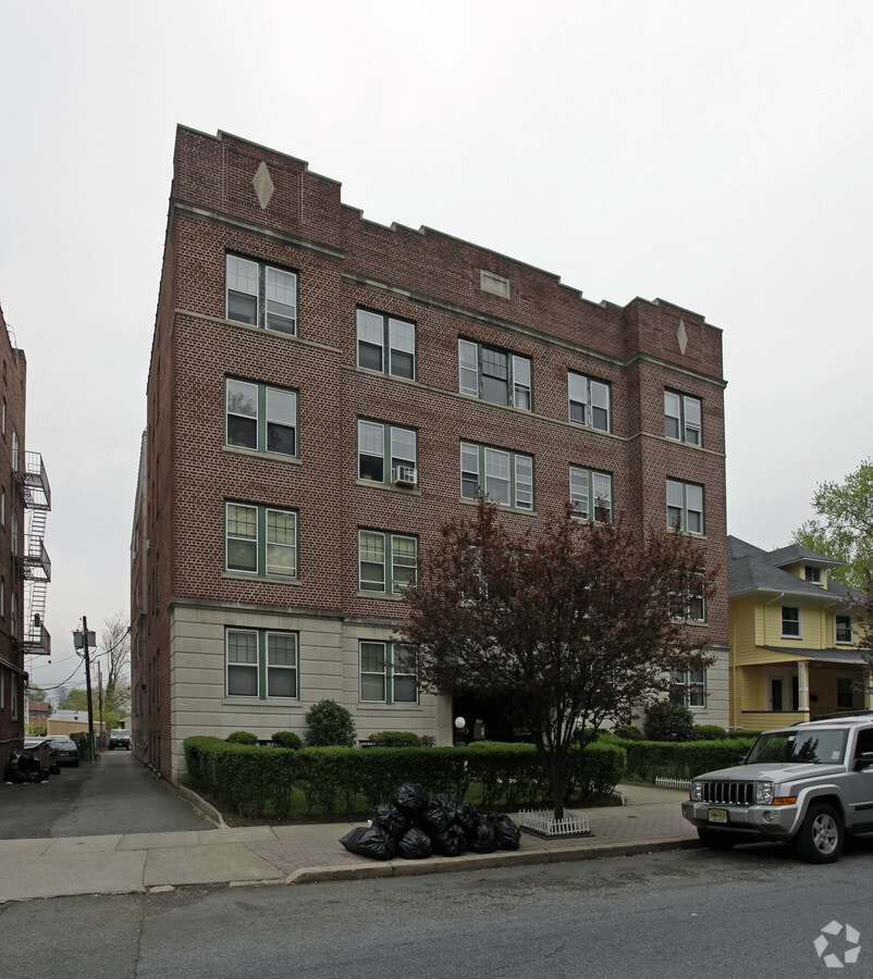 Justina Ann Apartments - Justina Ann Apartments