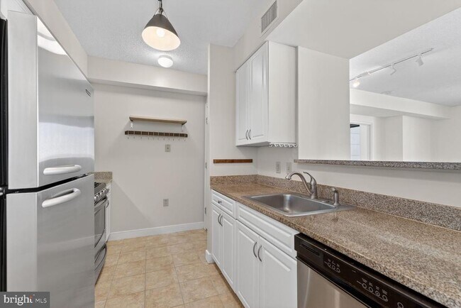 Building Photo - 555 Massachusetts Ave NW Unit 1317