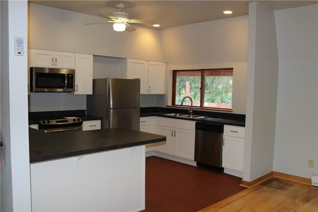 Photo - 480 Lansingville Rd