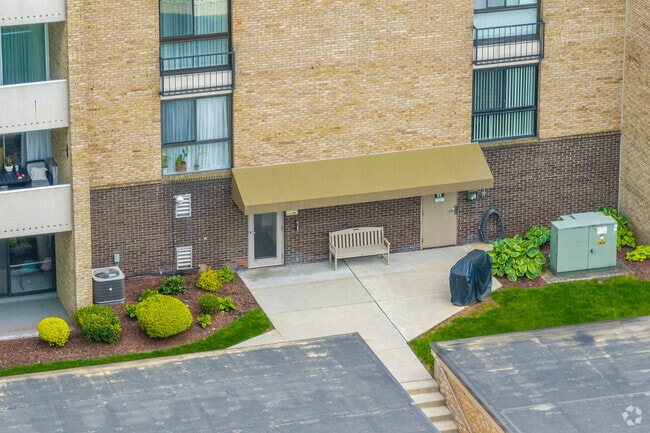 Main Entrance - Chantieleer