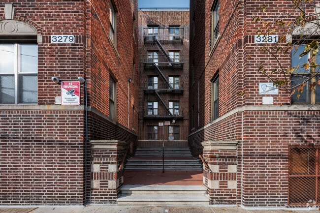 Entrance - 3279-3281 Hull