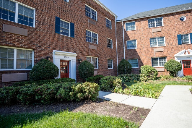 Building Photo - 1706 W Abingdon Dr Unit 202